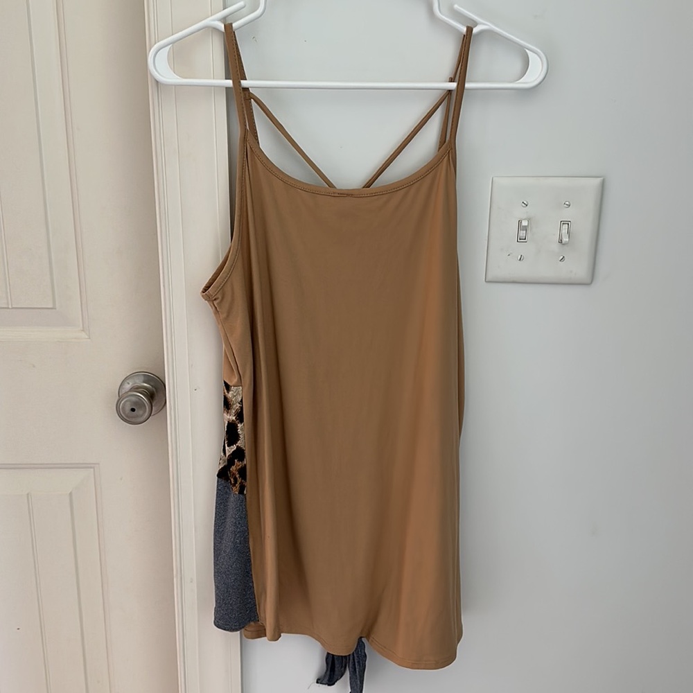 🌟2/$10🌟Boutique Leopard Striped Cross Neck Detail Tank Top - Picture 4 of 4